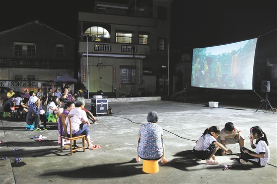 农村电影公益放映为邻里间搭建了沟通的桥梁。江门日报记者 农村电影公益放映为邻里间搭建了沟通的桥梁。江门日报记者