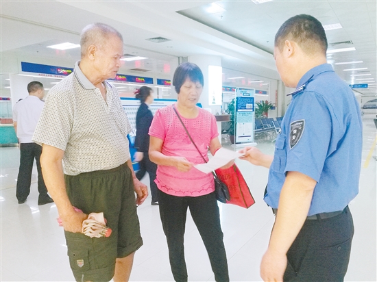 在市行政服务中心,国税工作人员看见市民前来,便主动上前询问情况,提供帮助。郭永乐 在市行政服务中心,国税工作人员看见市民前来,便主动上前询问情况,提供帮助。郭永乐