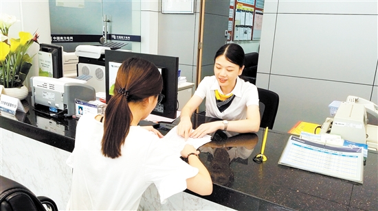 供电工作人员引导客户填写表格。 供电工作人员引导客户填写表格。