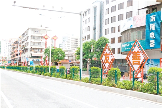 街道干净整洁,沿街可见文明标语。 街道干净整洁,沿街可见文明标语。