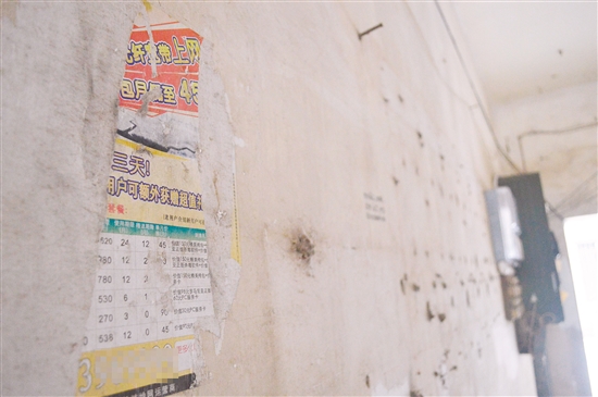 蓬江区不少居民区的楼梯、过道内,仍能看见宽带小广告。李千帆 蓬江区不少居民区的楼梯、过道内,仍能看见宽带小广告。李千帆