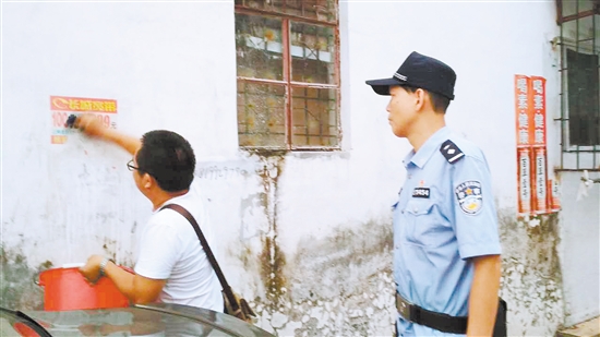 警方督促郑某对已张贴的宣传单张进行清洗。 警方督促郑某对已张贴的宣传单张进行清洗。