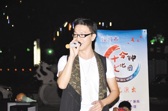 文艺演出共为市民带来10余首流行金曲。 文艺演出共为市民带来10余首流行金曲。