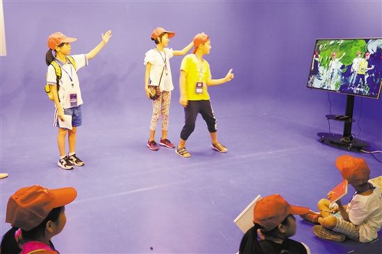 小记者体验“气象小主播”。 小记者体验“气象小主播”。