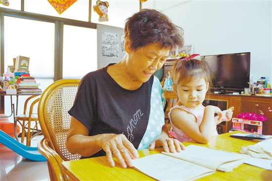 容颜锦拿出一本账单,回忆和婆婆相处的岁月,小孙女也在一旁看着。 容颜锦拿出一本账单,回忆和婆婆相处的岁月,小孙女也在一旁看着。