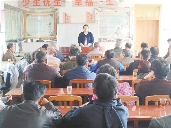 广东五邑律师事务所林燕律师在台山市四九镇上南村委会为村民讲解有关预付款消费及借款合同的法律知识。 广东五邑律师事务所林燕律师在台山市四九镇上南村委会为村民讲解有关预付款消费及借款合同的法律知识。