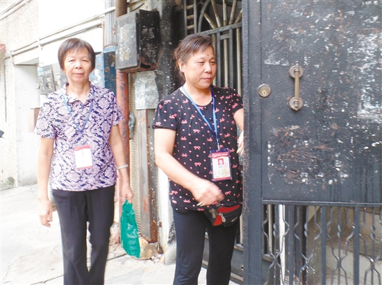 “志愿楼长”搭建起居委会和居民之间沟通的桥梁。 “志愿楼长”搭建起居委会和居民之间沟通的桥梁。