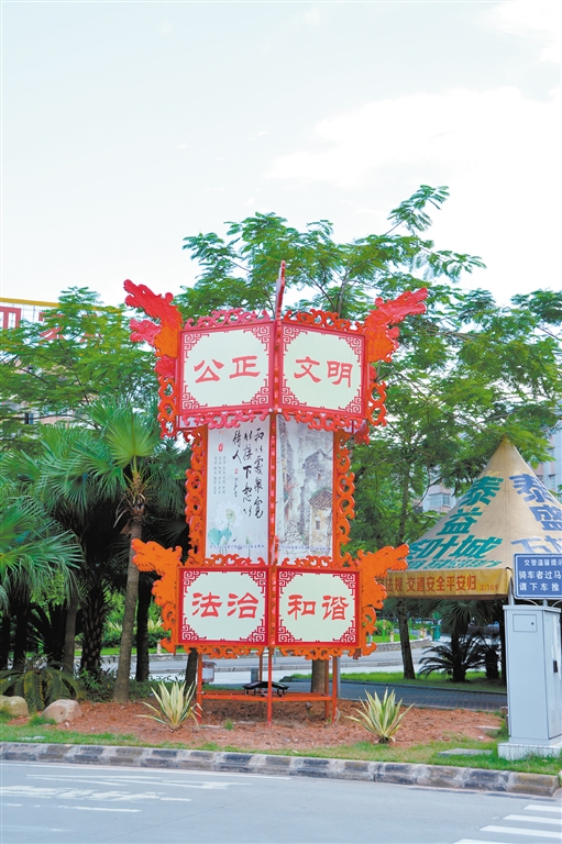 设置在建设路与环市路交汇处安全岛绿化带的宫灯。 设置在建设路与环市路交汇处安全岛绿化带的宫灯。