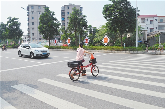 ⬆9月20日上午,一辆小车缓缓地停在停止线内,礼让行人先通行。 ⬆9月20日上午,一辆小车缓缓地停在停止线内,礼让行人先通行。