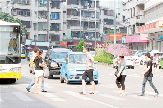 在我市大街小巷,汽车减速礼让行人,成为驾车人的良好习惯。 在我市大街小巷,汽车减速礼让行人,成为驾车人的良好习惯。