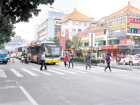 蓬江区港口路银晶酒店前的斑马线,大部分小车、摩托车会及时减速礼让行人通行。 蓬江区港口路银晶酒店前的斑马线,大部分小车、摩托车会及时减速礼让行人通行。