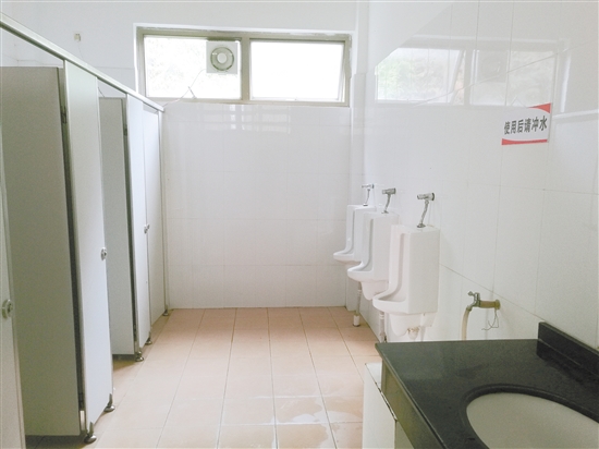 经过整改后公厕地面、设施干净整洁。 经过整改后公厕地面、设施干净整洁。