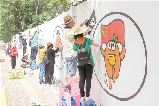 环市街组织中心学校6所小学的美术老师利用五一假期手绘文明画卷。 环市街组织中心学校6所小学的美术老师利用五一假期手绘文明画卷。