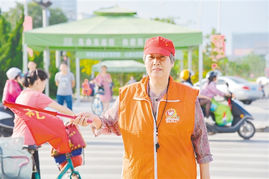 在新会区各红绿灯路口,都有穿红马甲的义工在做文明引导者,他们有党员、工人、学生、有大妈大叔,无惧烈日。 在新会区各红绿灯路口,都有穿红马甲的义工在做文明引导者,他们有党员、工人、学生、有大妈大叔,无惧烈日。