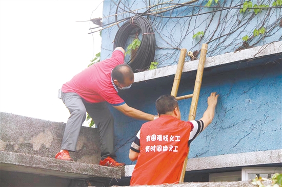 在蓬江区,荷塘镇卫生院组织员工对该院里外环境彻底清扫,瞧瞧他们多认真。 在蓬江区,荷塘镇卫生院组织员工对该院里外环境彻底清扫,瞧瞧他们多认真。