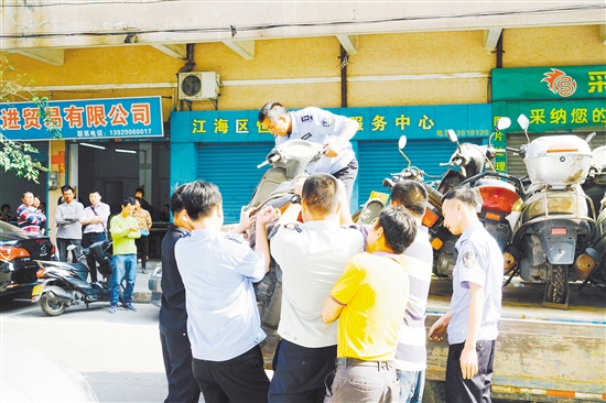 在江海区,大家齐心协力清理僵尸车,将道路还给市民。 在江海区,大家齐心协力清理僵尸车,将道路还给市民。