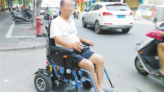 无障碍通道让残疾人出行变得方便。 无障碍通道让残疾人出行变得方便。