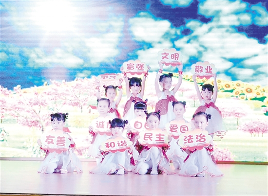 小朋友们手举“社会主义核心价值观”牌子,向观众宣传文明江门。 小朋友们手举“社会主义核心价值观”牌子,向观众宣传文明江门。