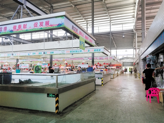 江海区嘉福市场内外环境干净整洁,垃圾清运及时,市场内和出入口无占道经营现象。郭永乐 江海区嘉福市场内外环境干净整洁,垃圾清运及时,市场内和出入口无占道经营现象。郭永乐