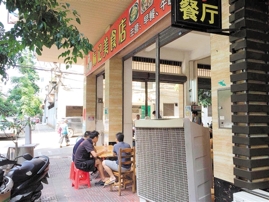 新会区怡馨雅苑周边一家名为标记美食的饮食店将桌椅摆放到人行道上占道经营。 新会区怡馨雅苑周边一家名为标记美食的饮食店将桌椅摆放到人行道上占道经营。