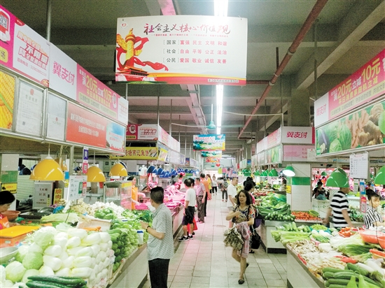 蓬江区美景市场经营区等显著位置,都有悬挂着24字核心价值观等内容的宣传牌。 蓬江区美景市场经营区等显著位置,都有悬挂着24字核心价值观等内容的宣传牌。