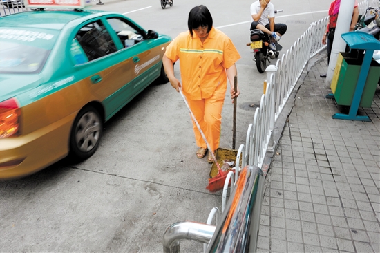 在高温下汗流浃背作业是环卫工人每日常态,网友呼吁珍惜环卫工人劳动成果。 在高温下汗流浃背作业是环卫工人每日常态,网友呼吁珍惜环卫工人劳动成果。