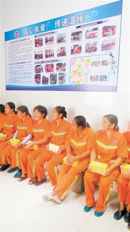 环卫工人在环卫驿站里领取清凉饮料。 环卫工人在环卫驿站里领取清凉饮料。