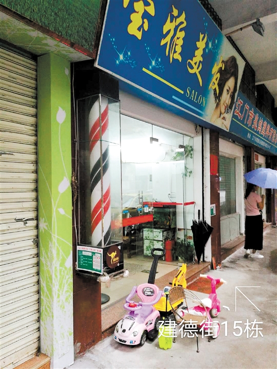 育德社区内部分商户“门前三包”牌张贴的位置很奇怪。(图片由市文明办提供) 育德社区内部分商户“门前三包”牌张贴的位置很奇怪。(图片由市文明办提供)