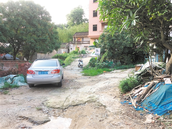 篁边村整改前,路面不好走,坑坑洼洼,现在好多了。 篁边村整改前,路面不好走,坑坑洼洼,现在好多了。