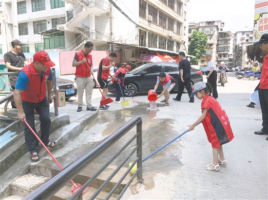 市民政局志愿者深入社区,开展“洁城·绿生活”志愿服务。 市民政局志愿者深入社区,开展“洁城·绿生活”志愿服务。