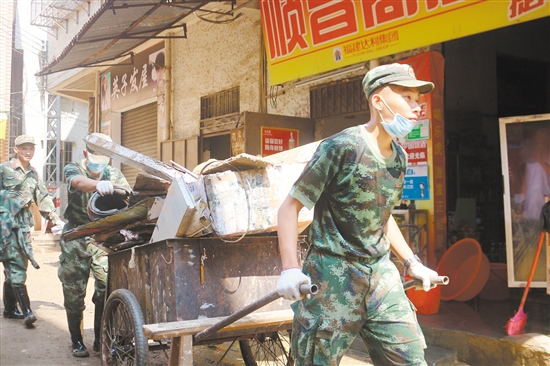 武警官兵顶着烈日参与灾后重建,展现了子弟兵本色。 武警官兵顶着烈日参与灾后重建,展现了子弟兵本色。