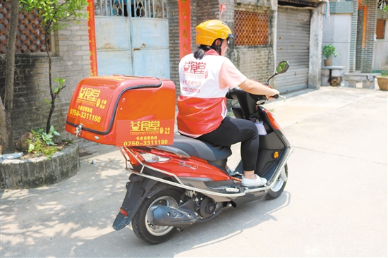 配送员出发啦!她将为老人送上可口的饭菜。 配送员出发啦!她将为老人送上可口的饭菜。