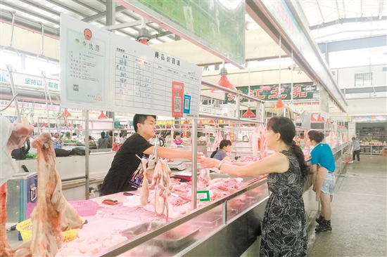 江海区嘉福市场商户亮证经营。 江海区嘉福市场商户亮证经营。