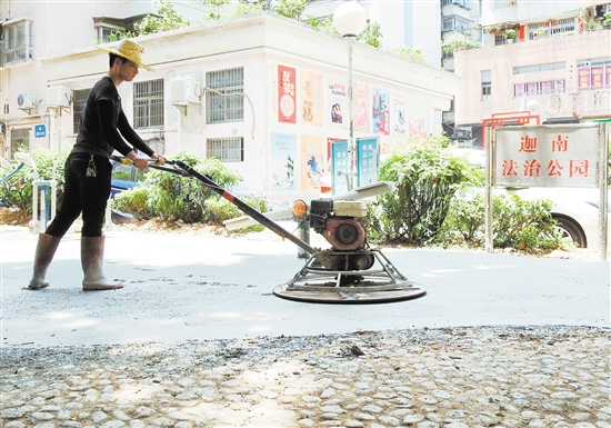 ▲为了给居民创造更好的社区体育运动场所,工人顶着烈日对蓬江区白沙街迦南公园进行修复治理。江门日报特约摄影师 ▲为了给居民创造更好的社区体育运动场所,工人顶着烈日对蓬江区白沙街迦南公园进行修复治理。江门日报特约摄影师