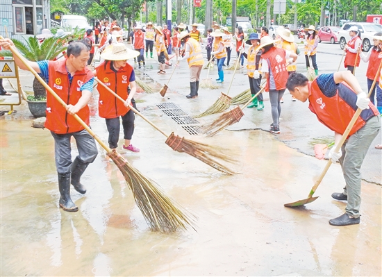 大雨过后,水浸过的路面积满黄泥和杂物,大批义工利用休息时间清理蓬江区建设路的淤泥与杂物。 大雨过后,水浸过的路面积满黄泥和杂物,大批义工利用休息时间清理蓬江区建设路的淤泥与杂物。