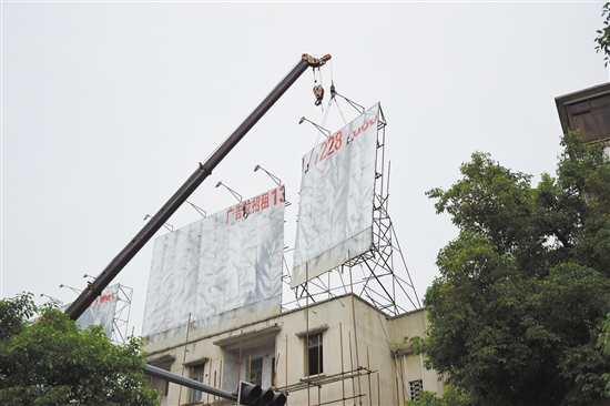 市住建局执法人员清拆违规广告牌。 市住建局执法人员清拆违规广告牌。