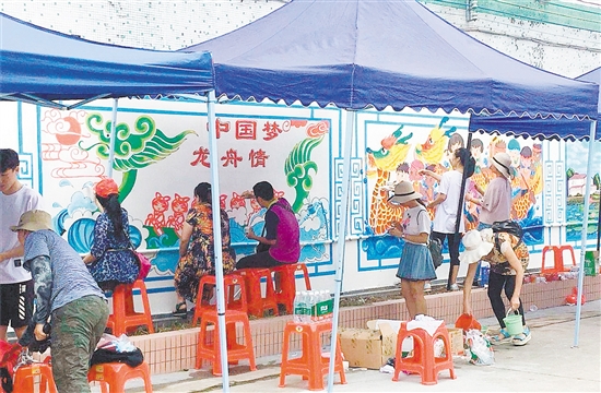 大家正在创作墙画。 大家正在创作墙画。