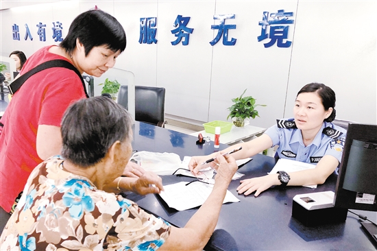 办证大厅工作人员耐心为市民服务。 办证大厅工作人员耐心为市民服务。